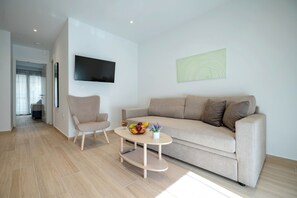 Arte 80 Standard Apartment - i2 | Living area | 40-inch Smart TV with digital channels - Arte 80 (Spata-Artemida)