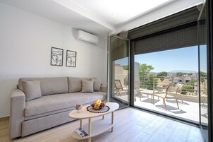 Arte 80 Superior Apartment - B1 | Living area | 40-inch Smart TV with digital channels