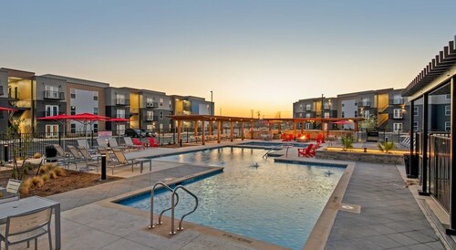 “NEW” Studio with pool, Baylor Medical, CO River, Lakes, WiFi, games, gym, tv 