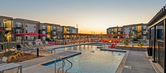 “NEW” Studio with pool, Baylor Medical, CO River, Lakes, WiFi, games, gym, tv 