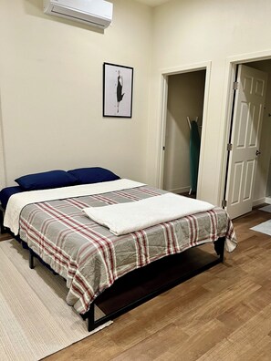 1 bedroom, desk, iron/ironing board, free WiFi - Unit A - Near UCLA WH, Kaiser, Dignity, Cedars Providence, RAMS & More (Los Angeles)