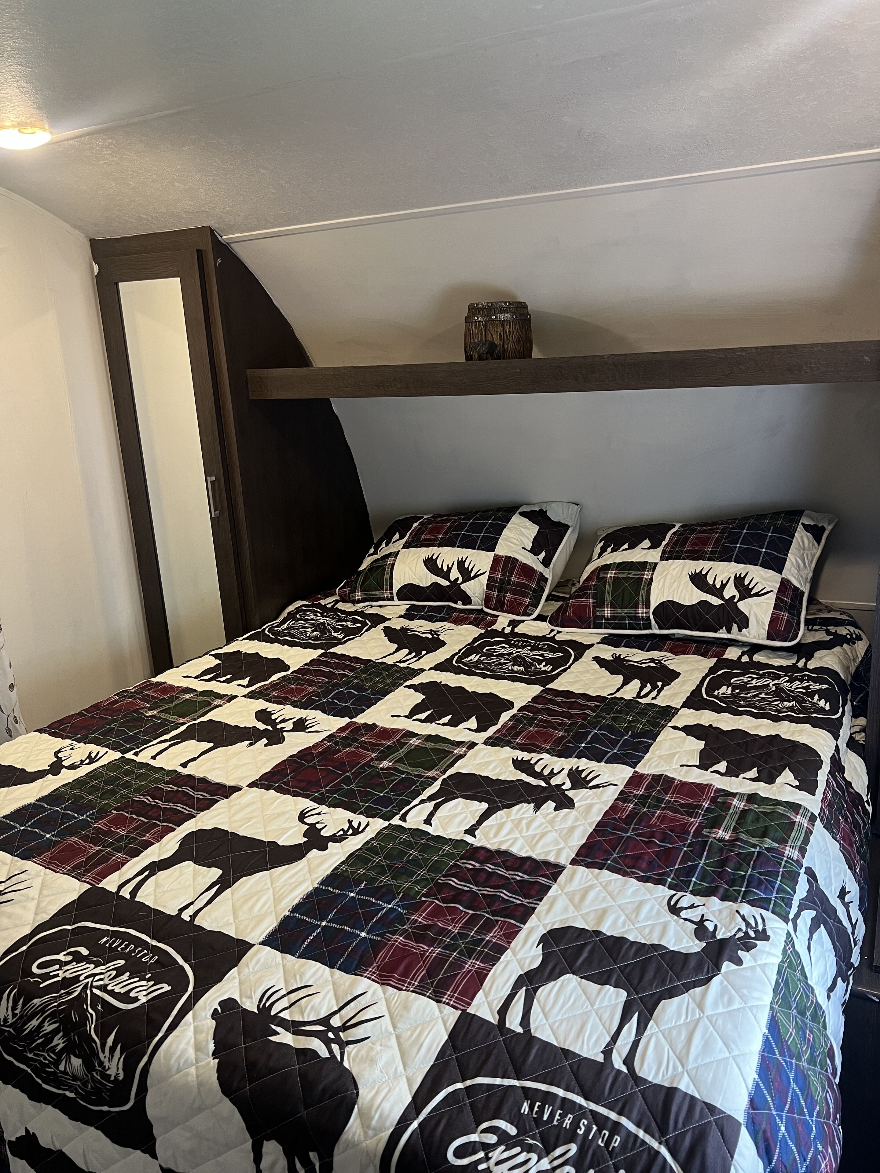 1 bedroom, bed sheets