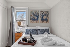 4 bedrooms, iron/ironing board, WiFi, bed sheets