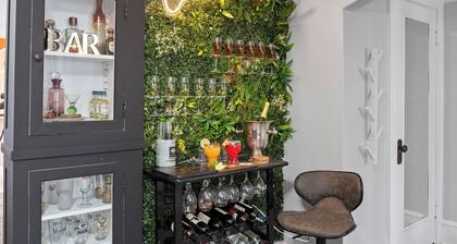 》Central Location/ kings beds/Free Parking/WI-FI