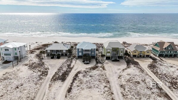 On the beach - Spacious Gulf Front 6-bedroom House with Beautiful Views in Gulf Shores (Gulf Shores)