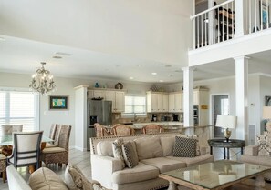 TV connectée, cheminée, lecteur de DVD, baby-foot