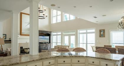 Spacious Gulf Front 6-bedroom House with Beautiful Views in Gulf Shores