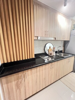 Microwave, stovetop - Cozy 1-bedroom condo with WiFi, AC in a great location welcoming Pasay City (Pasay City)