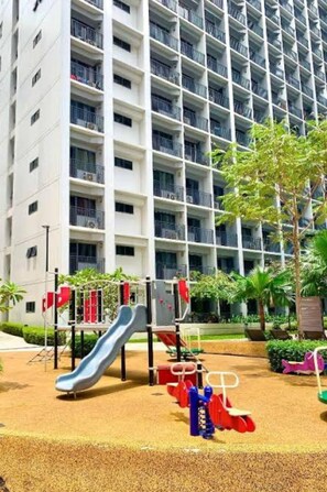 Children’s area - Cozy 1-bedroom condo with WiFi, AC in a great location welcoming Pasay City (Pasay City)