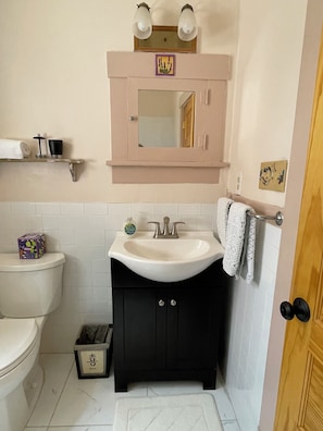 Douche, sèche-cheveux, serviettes fournies, savon
