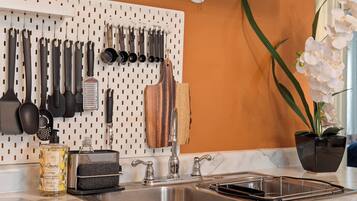 Coffee/tea maker, fridge, microwave, oven