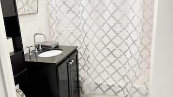 Secador de pelo, toallas, jabón y papel higiénico