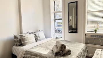 1 dormitorio, tabla de planchar con plancha, wifi y ropa de cama