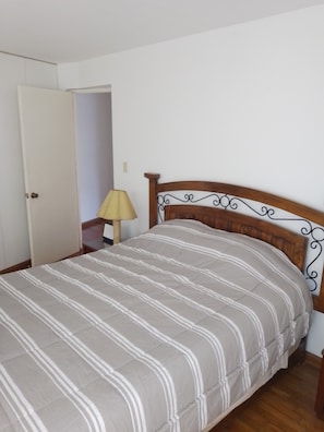 2 chambres, fer et planche à repasser, Wi-Fi, draps fournis