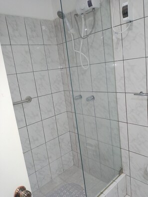 Dusche, Haartrockner, Handtücher, Seife