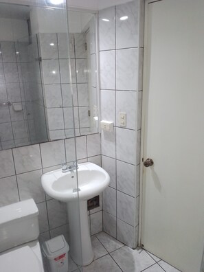 Dusch, hårtork, handdukar och tvål