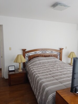 2 makuuhuonetta, silitysrauta/-lauta, Wi-Fi, vuodevaatteet