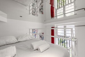 Una scrivania, Wi-Fi gratuito, lenzuola