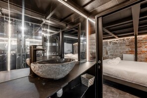 Shower, free toiletries, hair dryer, shampoo