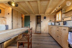 Kjøleskap, ovn, kokeplater og kaffetrakter/tekoker