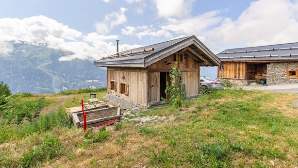A wooden cabin with a stone extension, surrounded by a mountainous landscape. - Gîte - HAUTELUCE - Alpine chalet (HAUTELUCE)