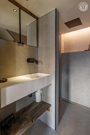 Chuveiro, secador de cabelo