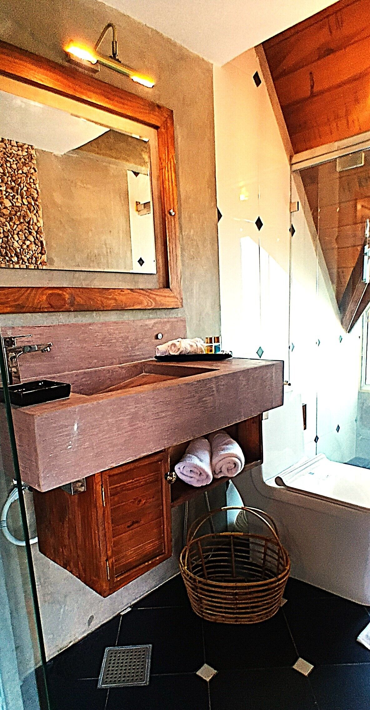 Ducha, artículos de higiene personal ecológicos, secador de pelo y bidé