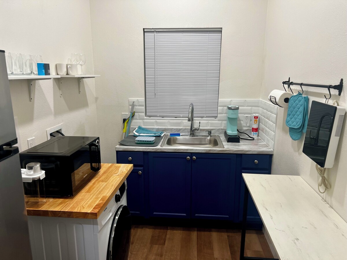 Unit B - Near UCLA WH, Kaiser, Dignity, Cedars Providence, RAMS & More