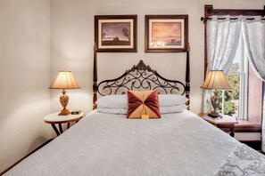 Premium Single Room, 1 Queen Bed, Courtyard View | Individually decorated, individually furnished, blackout curtains - Historic Elgin Hotel (Marion)
