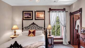 Premium Single Room, 1 Queen Bed, Courtyard View | Individually decorated, individually furnished, blackout drapes