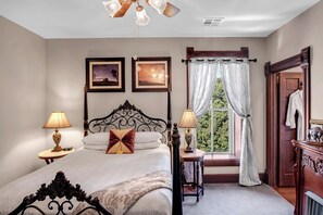 Chambre Simple Premium, 1 grand lit, vue cour intérieure | Décoration personnalisée, ameublement personnalisé, rideaux occultants