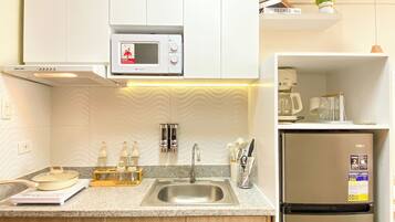 Frigorífico, microondas, placa de cocina y cafetera o tetera