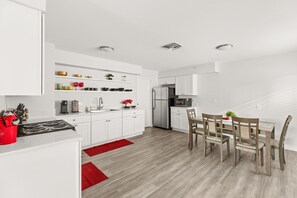 Private kitchen - Downtown Las Vegas 7BR 4BA 11 Bed 3000 sf + Outdoor Space Fremont St Arts Dist (Las Vegas)