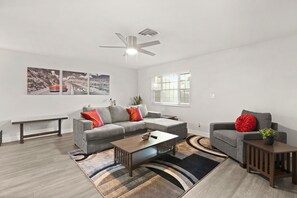 TV - Downtown Las Vegas 7BR 4BA 11 Bed 3000 sf + Outdoor Space Fremont St Arts Dist (Las Vegas)