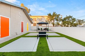 Outdoor dining - Downtown Las Vegas 7BR 4BA 11 Bed 3000 sf + Outdoor Space Fremont St Arts Dist (Las Vegas)