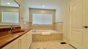 Shower, hair dryer, towels, soap - Spacious 4BD Oasis with Sauna (Mississauga)