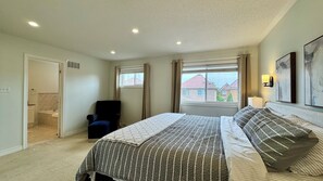 4 bedrooms, iron/ironing board, travel crib, free WiFi - Spacious 4BD Oasis with Sauna (Mississauga)