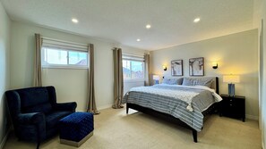 4 dormitorios, tabla de planchar con plancha, cuna de viaje