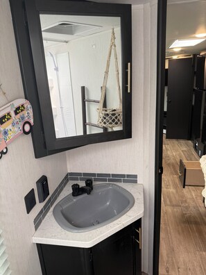 Haartrockner, Handtücher, Seife, Shampoo