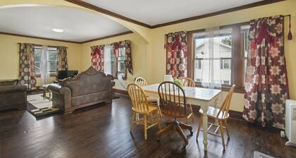 Charming 3-bedroom house with WiFi and AC in Grand Rapids