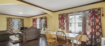 Charming 3-bedroom house with WiFi and AC in Grand Rapids