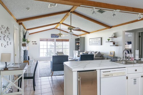 Southern Roots Retreat: Spacious Home With Lake Views & Private Boat Launch