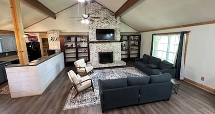 Charming 3-bedroom farmhouse with WiFi and AC in Benton - Horses Welcome!