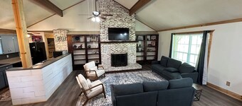 Charming 3-bedroom farmhouse with WiFi and AC in Benton - Horses Welcome!