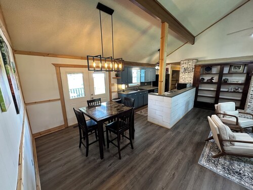 Charming 3-bedroom farmhouse on 2 acres with WiFi and AC in Benton