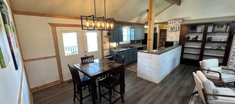 Charming 3-bedroom farmhouse on 2 acres with WiFi and AC in Benton