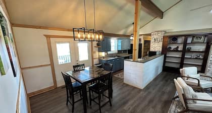 Charming 3-bedroom farmhouse on 2 acres with WiFi and AC in Benton