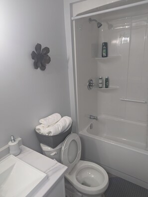 Haartrockner, Handtücher, Seife, Toilettenpapier