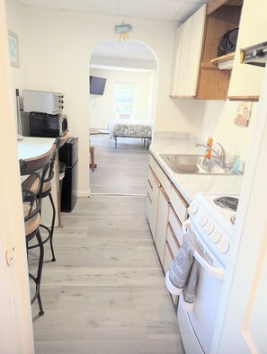 Réfrigérateur, four à micro-ondes, un four, surface de cuisson