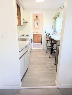 Fridge, microwave, oven, stovetop - newly renovated studio free pkng (Old Orchard Beach)